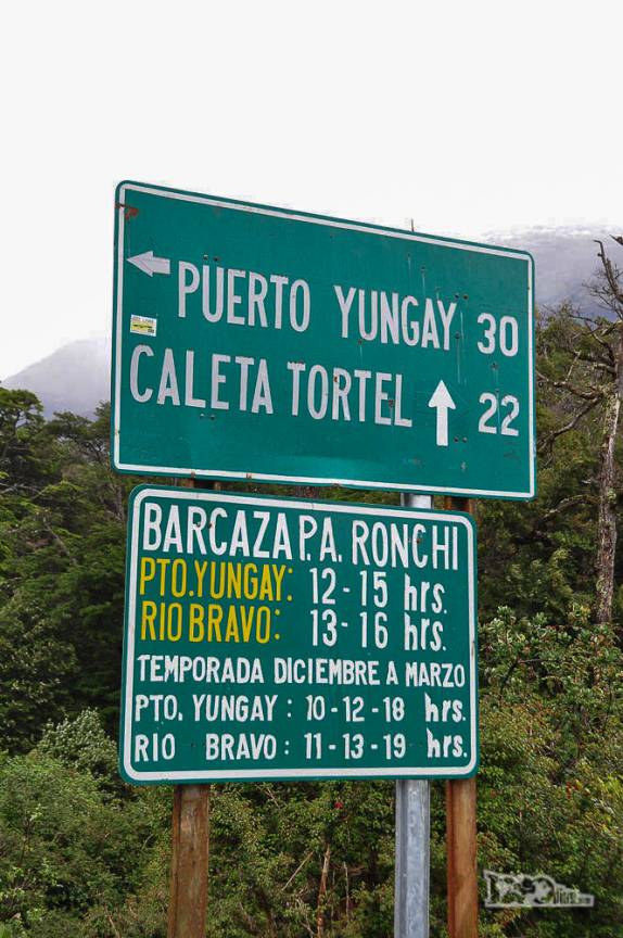 Na encruzilhada para Caleta Tortel, a importante informação com o horário das barcas em Puerto Yungay, no sul do Chile